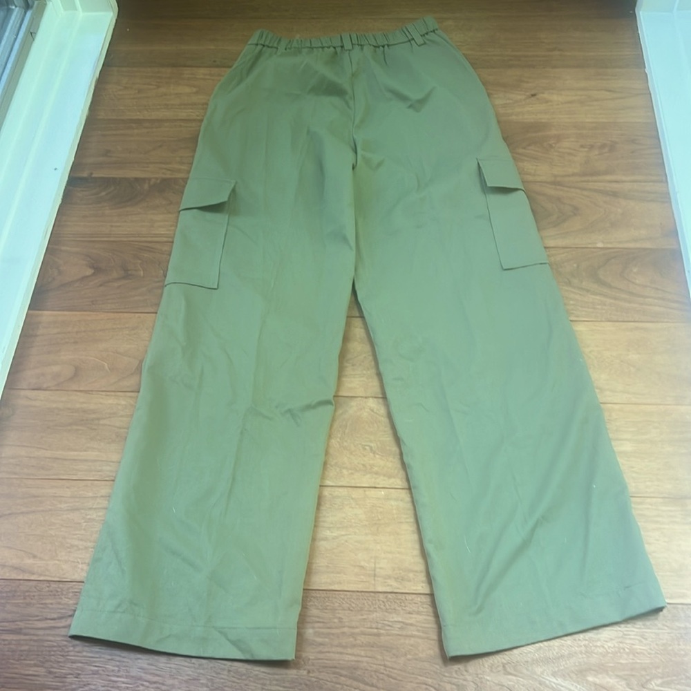 BCBGeneration Women's Relaxed Flare Leg Cargo Pant with Pockets - Picture 5 of 5